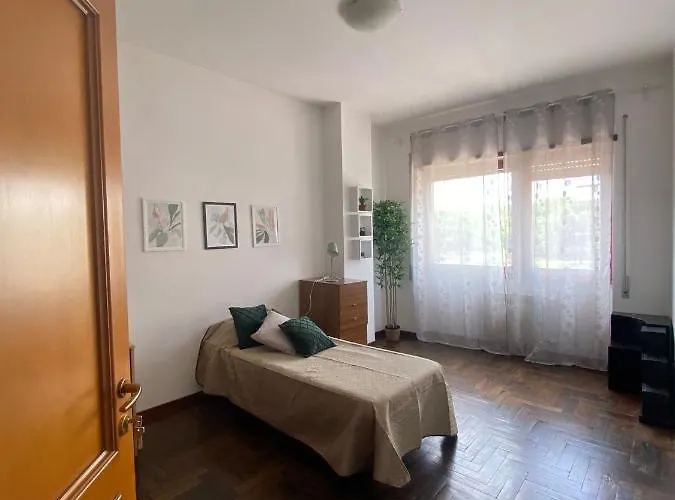The Italian House In A Pochi Passi Dalla Metro A דירה *